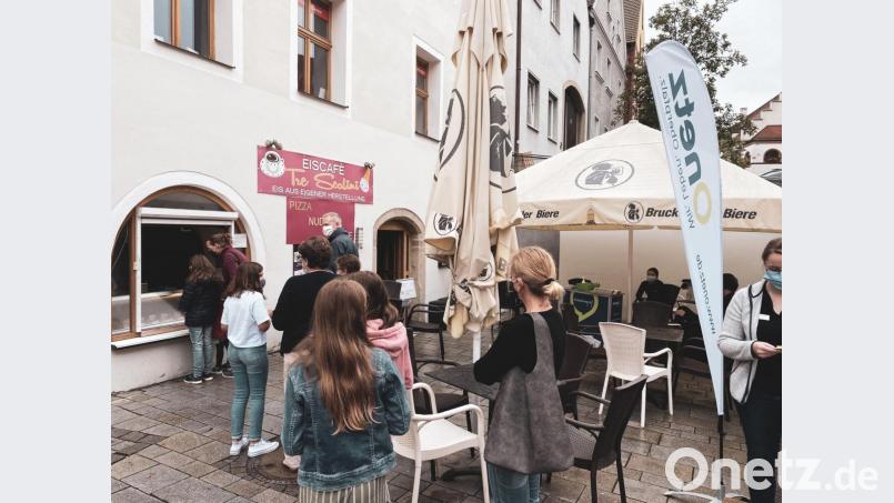 Eine Portion Eis für unsere Leser: In Nabburg haben sich die Menschen zwei Kugeln von Oberpfalz-Medien spendieren lassen. Bild: Lukas Meister
