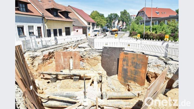Im Bereich der Post-Kurve in der Bahnhofstraße treffen die neuen Fernwärme-Leitungen auf die bestehende Trasse. Bild: Andreas Royer