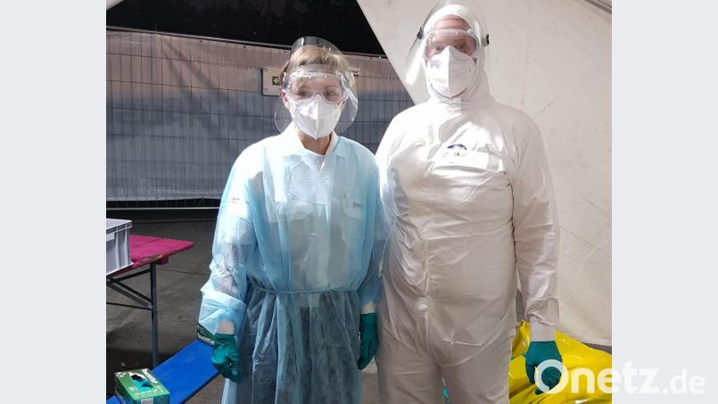 Freiwillige Helfer der Malteser aus Weiden unterstützen die Einsatzkräfte an den Corona-Teststationen an der Grenze zu Österreich bei Passau. Bild: Thomas Settele/exb