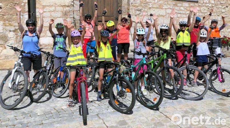 Bei der Pfarrkirche in Schmidmühlen startet die Radtour. Bild: bjo