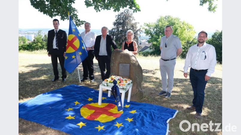 Am Gedenkstein für Heinrich Aigner, vor dem die Fahne der Paneuropa-Union (PU) ausgebreitet war, versammelten sich (von links) der Landesvorsitzende der Jungen Paneuropa-Union, PU-Landesvorstandsmitglied Gerhard Hermann, MdB Alois Karl, CSU-Kreisvorsitzende Michaela Frauendorfer, OB Michael Cerny und CSU-Fraktionsvorsitzender Matthias Schöberl. Bild: usc