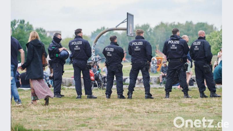 Die Polizei sorgt für die Sicherheit zwischen der Querfront, Corona Leugnern und Gegendemonstranten im Amphitheater im Mauerpark in Berlin. Bild: Annette Riedl/dpa