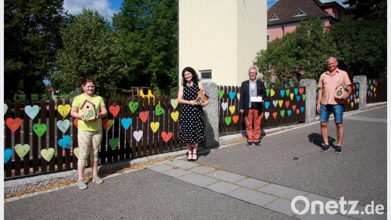 Amelie (links) und Bernhard Rosner (rechts) stellten die bemalten Vogelhäuschen vor, von denen noch einige vorrätig sind. Dankbar zeigten sich Rektorin Inge Dick (Zweite von links) und der Elternvertreter über die Spende aus den Händen von Bürgermeister Toni Dutz (Zweiter von rechts). Bild: wro