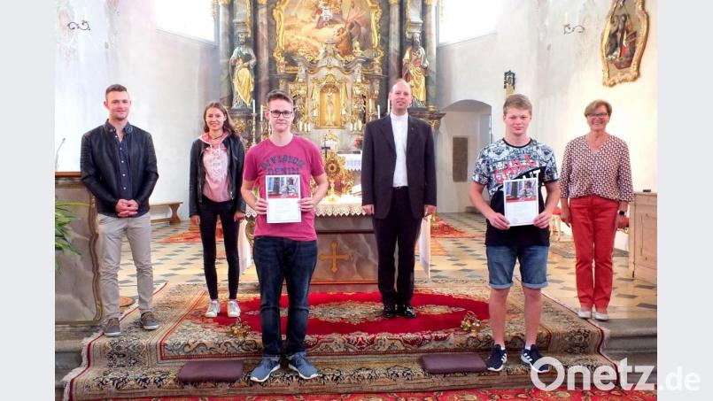 Mit einer Dankurkunde werden Oberministrant Thomas Wolfsteiner nach neun Jahren und Messdiener Christoph Reindl (von rechts) nach acht Jahren verabschiedet. Dazu gratulieren die für die Jugend zuständigen Pfarrgemeinderäte Sebastian Eck und Patricia Kölbl sowie Pfarrer Hans Jürgen Zeitler und Pfarrgemeinderatssprecherin Elisabeth Spörer (von links). Bild: bö