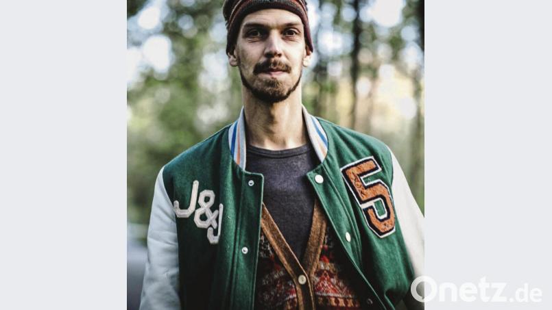 Maxi Pongratz - bekannt von der Formation &quot;Koflgschroa&quot; - gastiert am 4. September in Steinling im Balg-Werkstatt-Garten. Bild: Maxi Pongratz