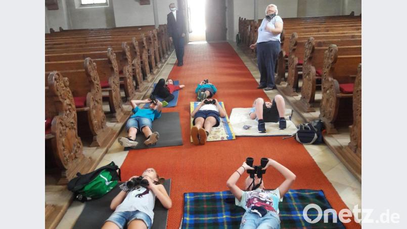 Pfarrer Parankimalil beobachtete aufmerksam das Geschehen, als die Kinder beim Ferienprogramm die Einzelheiten der Pfarrkirche mit den Ferngläsern erkundeten. Bild: Meinhard Köstler/exb