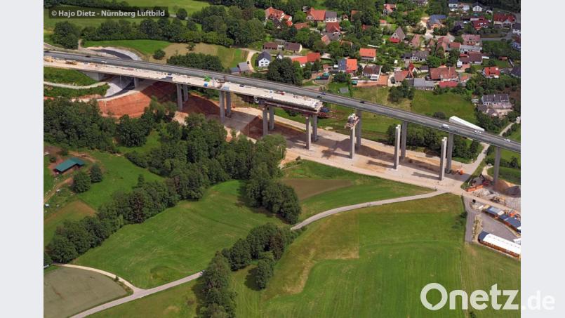 Diesen Donnerstag, 6. August, wird ein weiterer Pfeiler der Talbrücke Unterrieden fallen. Bild: Hajo Dietz/Nürnberg Luftbild.