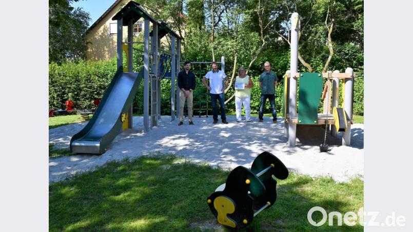 Neue Geräte warten auf dem Freudenberger Kinderspielplatz auf die Mädchen und Buben (von links): Daniel Ostmann von der Firma Sauerland-Spielgeräte, Bürgermeister Alwin Märkl, AOVE-Geschäftsführerin Waltraud Lobenhofer und Gemeinderat Andreas Koch. Bild: sche