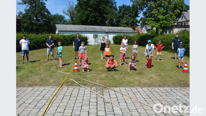 Zum Auftakt des Konnersreuther Ferienprogramms hatte die Feuerwehr Neudorf-Rosenbühl zu einem Spielenachmittag beim Feuerwehrhaus eingeladen. Im Bild die Teilnehmer mit dem Feuerwehr-Vorsitzenden Andreas Häckl (zweite Reihe, rechts) und dem neue Jugendbeauftragten der Gemeinde, Manuel Ernst (links). Bild: jr