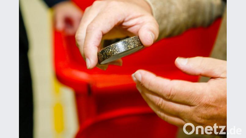 Kunststoff und Holz im Verbund: Inotech setzt bei neuen Produkten wie diesem Schraubdeckel für eine Cremedose auf Nachhaltigkeit und Rohstoffe aus der Region. Bild: Hösamer