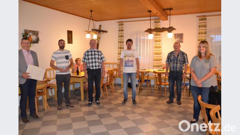 Der Kegelclub Tröbes wird die nächsten Jahre von dieser Vorstandschaft geführt. An der Spitze steht der altbewährte Vorsitzende Franz Feneis (Dritter von links). Dazu gratulierten der ehemalige Bürgermeister Hermann Ach und Bürgermeister Armin Bulenda (von links). Bild: gi