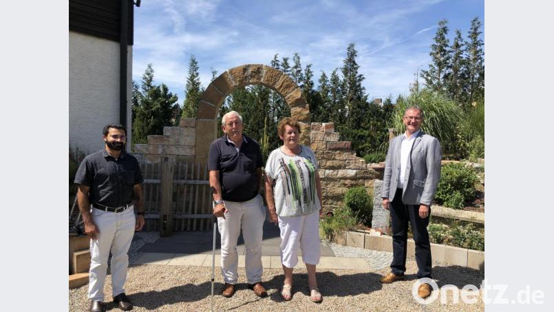 Zur goldenen Hochzeit von Agnes und Jürgen Kuschinsky überbrachten Bürgermeister Franz Grabinger (rechts) für die Gemeinde Schwarzach und Pater Binu Kureekattil (links) für die Pfarrei Glück- und Segenswünsche. Bild: ga