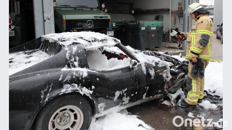 Völlig zerstört wurde am Montag diese Corvette, ein Liebhaberwagen mit &quot;H&quot;-Kennzeichen. Er stand im Hof einer Werkstätte an der Schwandorfer St.Vitalis-Straße, als er zu brennen anfing.Mit Hilfe der Wärmebildkamera prüft gerade ein Feuerwehrmann, ob von dem Auto noch eine Brandgefahr ausgeht. Bild: Thomas Dobler