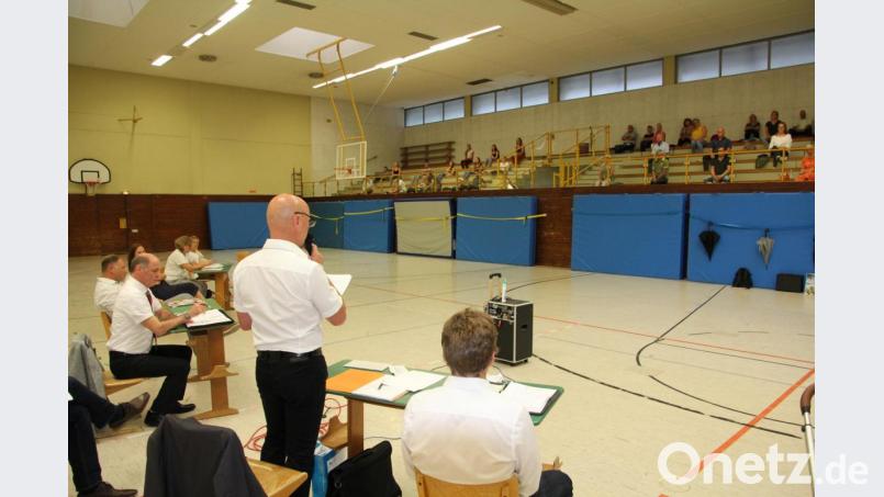 Ungewöhnliches Treffen zu Corona-Zeiten: Während die Vorstandschaft der TG in der Halle des Stiftland-Gymnasiums Platz suchte, saßen die Mitglieder, im gebührenden Abstand, auf der Tribune der Dreifachturnhalle. Bild: kro