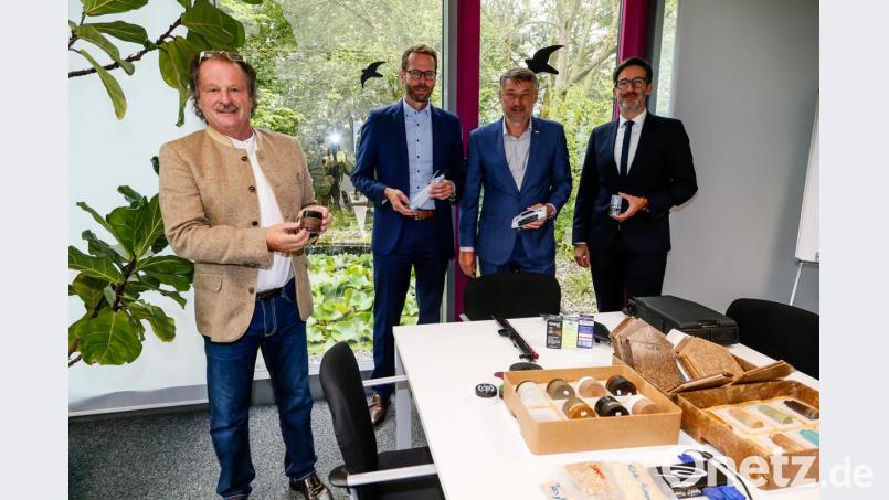 Die Inotech-Führungscrew mit Inhaber Josef Gleixner, kaufmännischem Geschäftsführer Harald Kausler, Ilja Sedlácek (Geschäftsführer Technik, Tachau) und Primaldo Capraro (Matrerialwirtschaft und IT, von links) präsentiert eine Reihe von Produkten. Bild: Hösamer