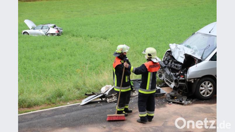 Der BMW (im Hintergrund) eines 20-Jährigen ist auf der kurvenreichen Straße zwischen Gunzendorf und Ranzenthal ins Schleudern geraten - und krachte frontal in einen entgegenkommenden Citroen (rechts). Bild: jma