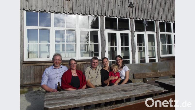 Zwei Familien, ein gemeinsames Projekt: Max und Martina von Waldenfels sowie Matthias und Alexandra Schwarz (von links) wollen das Marktredwitzer Haus wieder zum Leben erwecken. Mit im Bild sind Jendrick und Alisa Schwarz. Bild: Christl Schemm/fph