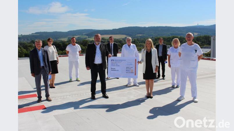 Der Präsident des Rotary Club Weiden, Reinhold Gietl (Vierter von links), übergibt Michaela Hutzler, Medizinische Direktorin der Kliniken Nordoberpfalz AG (Vierte von rechts), eine Spende in Höhe von 10.000 Euro. Bild: Michael Reindl, Kliniken Nordoberpfalz AG/exb