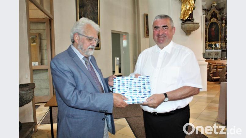 Dekan Alfons Kaufmann (rechts) bedankte sich beim Jubilar mit einem Buchgeschenk. Bild: lg