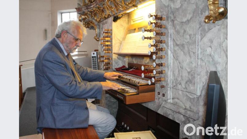 An der Eisenbarth-Orgel der Stadtpfarrkirche Johannes der Täufer befindet sich der Musiker Peter Simonett auch an seinem 80. Geburtstag in seinem Element. Bild: lg