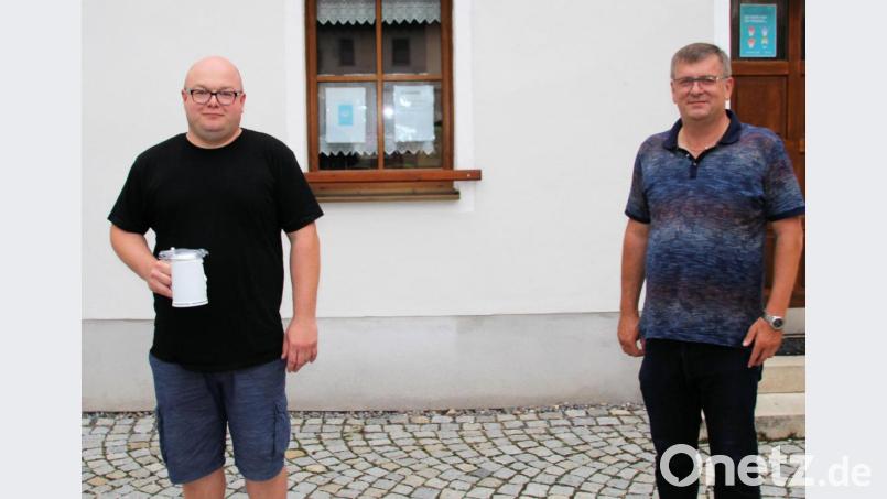 Bürgermeister Peter Braun (rechts) überreicht dem scheidenden Faschingskomitee-Präsidenten Manuel Wein (links) den Ehrenkrug des Marktes Schmidmühlen. Bild: bjo
