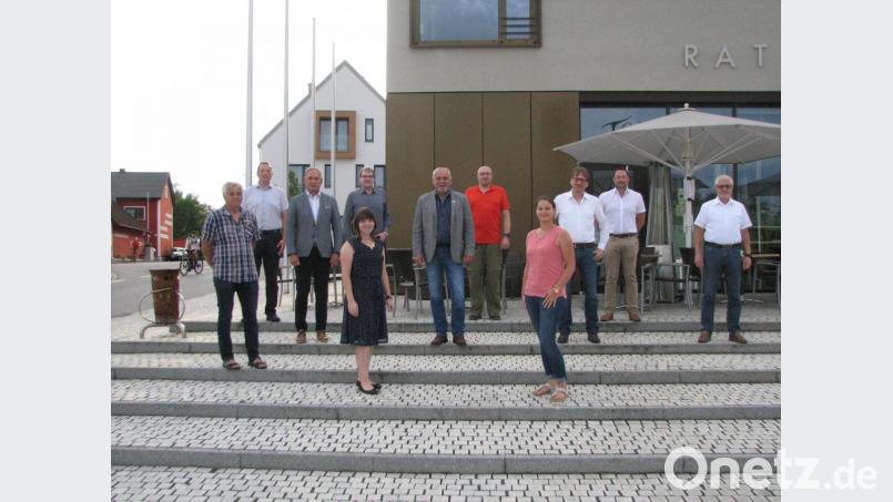 Neu gewählt präsentieren sich die Verbandsräte des Zweckverbandes zur Wasserversorgung der Gemeinden Mantel und Weiherhammer mit Franz Sperl, Georg Tafelmeyer, Vorsitzendem Richard Kammerer, Nicole Presche, Christoph Müller, stellvertretendem Vorsitzenden Ludwig Biller, Dominik Oheim, Harald Gößl und Johann Gurdan (von links). Bild: knh