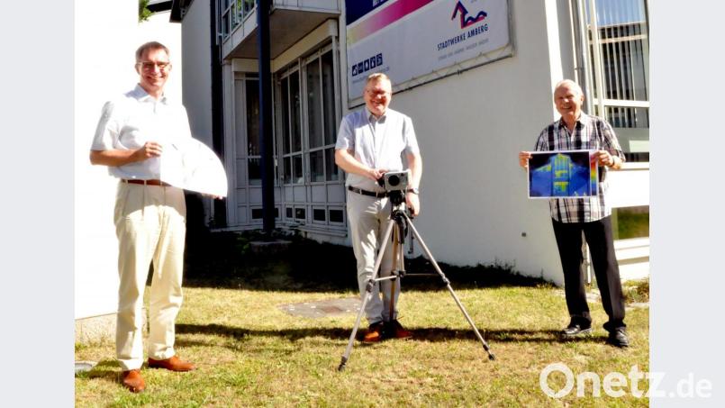 Aufsichtsratsvorsitzender OB Michael Cerny (Mitte) testet schon mal die Thermografie-Kamera. Der Vorsitzende des Stadtverbandes für Sport, Norbert Fischer (rechts), sowie der Geschäftsführer der Stadtwerke, Stephan Prechtl, sind gespannt auf die Ideen der Vereine. Bild: Karoline Gajeck-Scheuck/exb