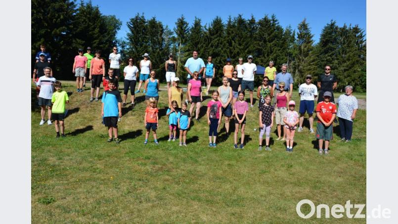 Der TSV Pechbrunn-Groschlattengrün hatte im Rahmen des Ferienprogramms wieder zum Erwerb des Sportabzeichens eingeladen. Im Bild die Teilnehmer mit den Verantwortlichen des Vereins und dem Jugendbeauftragten Thomas Flügel (links). Bild: jr