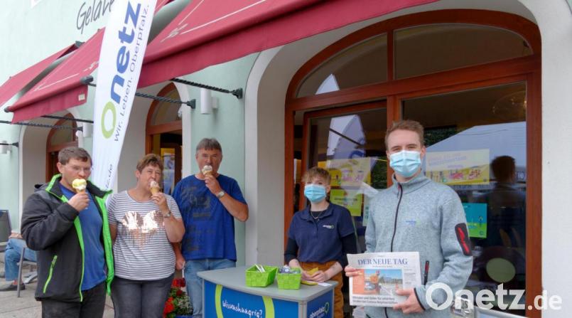 Lukas Meister und Isalell-Katrin Diehl (von rechts) brachten am Montag auf dem Tirschenreuther Marktplatz rund 600 Kugeln Eis unter die Leute. Bild: tr