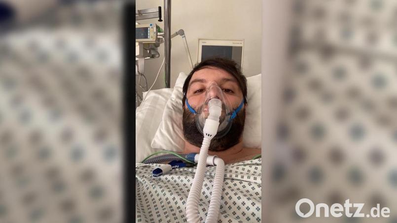 Einige Stunden bevor Florian Lanz in das künstliche Koma versetzt wird, schickt er seinem Chef noch dieses Selfie mit der Atemmaske und schreibt, dass er am nächsten Tag nicht in die Arbeit kommen kann. Bild: Florian Lanz