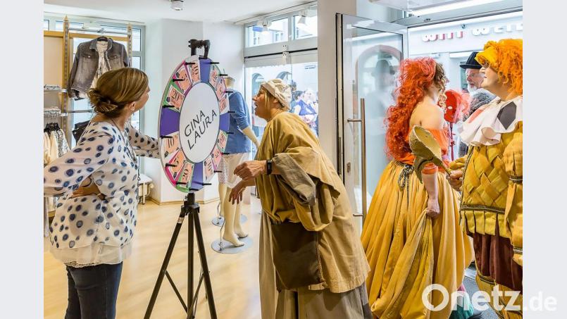 Die Figuren aus dem Stadtschauspiel waren beim Einkaufs-Event auch in den Geschäften der Altstadt unterwegs. Bild: Marcus Rebmann/exb