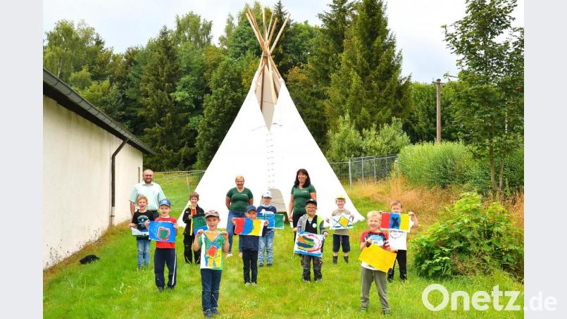Stolz präsentiert der Nachwuchs seine selbst kreierten Flaggen, die bei der Ferienprogramm-Aktion in Obhut von Kerstin Sommerman, Darline Feuerer und Bürgermeister Markus Bauriedl (hinten, von rechts) entstanden. Bild: fjo