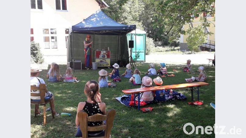 Aufmerksam verfolgen die Kinder Zauberer Fabellini bei seiner lustigen und spannenden Show .im Wutschdorfer Pfarrgarten. . Bild: sche