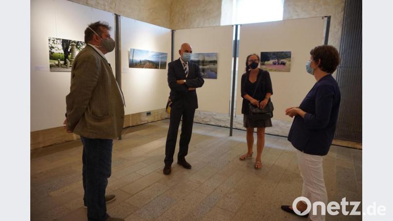 CeBB-Leiterin Veronika Hofinger (rechts) erläuterte MdL Jürgen Mistol (Zweiter von links) und seiner Mitarbeiterin Simone Maaß die Sommerausstellung zum Grünen Band. Bürgermeister Reinhard Kreuzer (links) hatten den Abgeordneten in Schönsee begrüßt. Bild: eib
