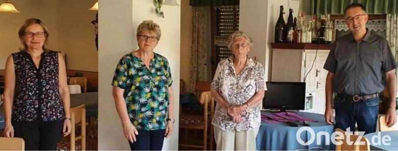 Ein überaus treuer Urlaubsgast ist Emmi Schuster, die seit einem halben Jahrhundert immer wieder in das Feriendomizil der Familie Hegen zurückkehrt. Von links Ursula Stingl von der Gäste-Info, Gastgeberin Elfriede Hegen, Emmi Schuster und Alfons Schnurrer vom Fremdenverkehrsverein. Bild: Gästeinformation Bad Neualbenreuth/exb