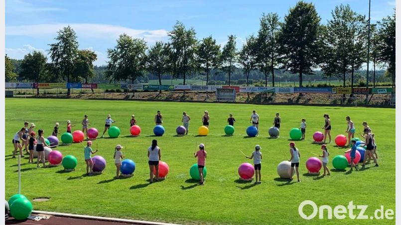 Auf dem Rasen des Sportzentrums wurde ein großer Kreis gebildet, damit die Tanzgruppe „Temptation“, gemeinsam mit den Ferienprogramm-Kindern an den bunten Pezzi-Bällen rhythmisch arbeiten konnten. Bild: wro
