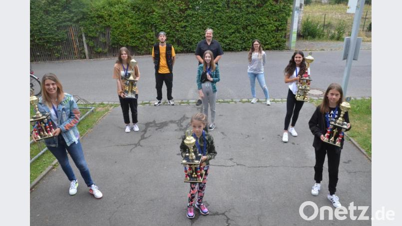 Auch bei der Preisverleihung auf Abstand: Die Sieger des &quot;Dance Your Style Contests&quot; holen sich ihre Pokale und Gutscheine ab. Bild: Kunz