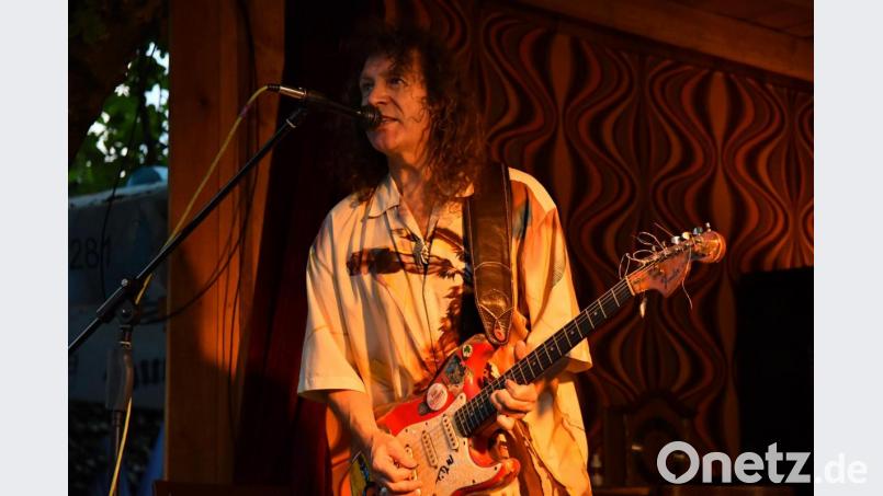 Jed Thomas und seine Band lieferten im Wild Vaitl in Amberg ein exzellentes Konzert für die zahlreichen Besucher im Biergarten. Bild: Jeff Fichtner