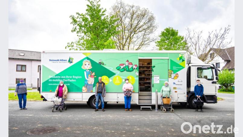 Karlheinz Meier (Dritter von links), Mitarbeiter des Mobilen Dorfladens, auf Tour durch die Mitgliedskommunen. Mit auf dem Bild die Kundschaft. Bild: Martin Schmid/exb