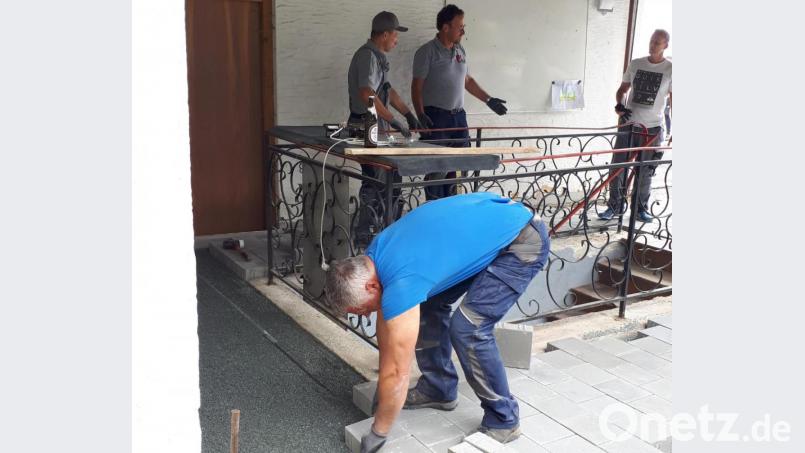 Die ASV-Mitglieder halfen zusammen, als der Außenbereich rund um das Vereinsheim renoviert und neu gestaltet wurde. Bild: kro