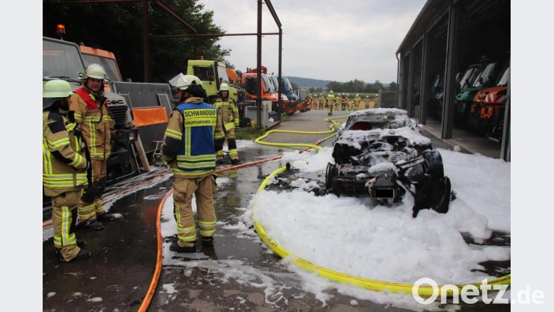 Die brennende Corvette wurde zuerst mit Wasser gelöscht, anschließend wurde noch ein Schaumteppich darüber gelegt. Bild: Thomas Dobler