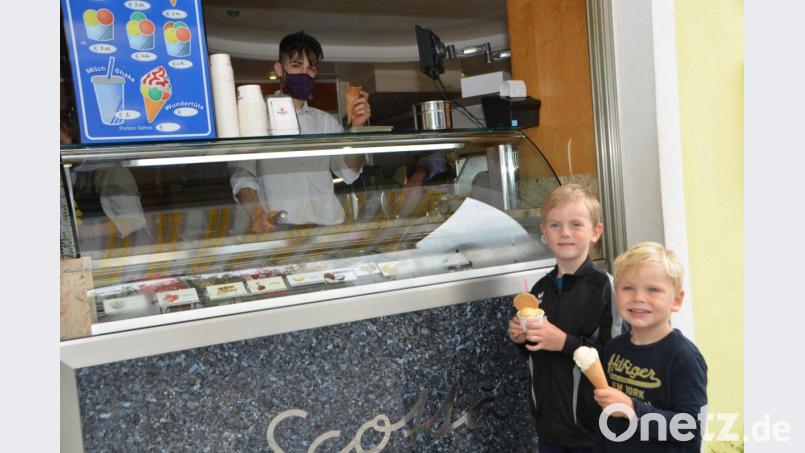 Die beiden Freunde Leonhard (4) und Timo (7) kommen oft und gerne zur Eisdiele Scotta, um sich ein Eis zu kaufen. Bild: dob