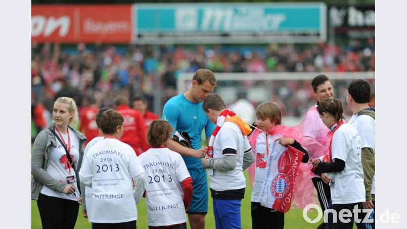Manuel Neuer schreibt nach dem Traumspiel in Weiden Autogramme. Im Sommer 2013 war der FC Bayern letztmals zu Gast in der Region. Bild: A. Schwarzmeier