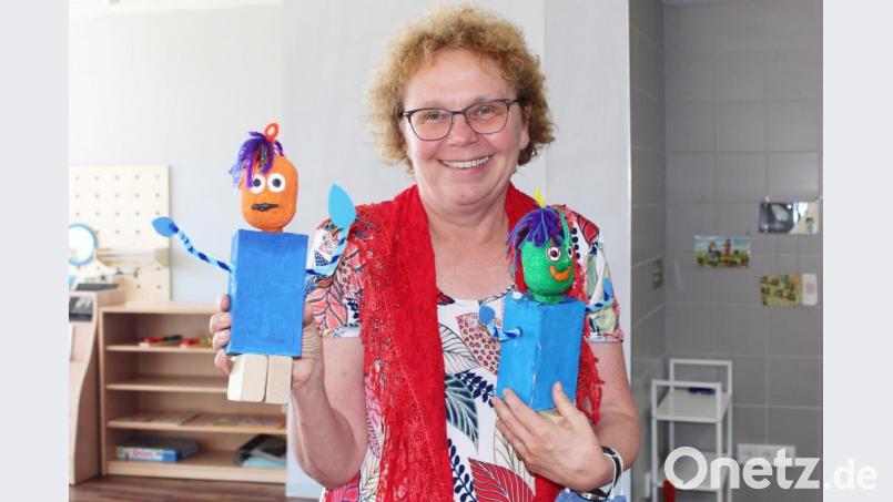 Brigitte Netta präsentiert Schnurlibamburli, einen Kobold mit zwei Gesichtern: Grün und glücklich, orange und wütend. Dieser suchte während des Lockdowns die Kinder und folgt der Erfinderin auf Schritt und Tritt. Bild: Dagmar Williamson
