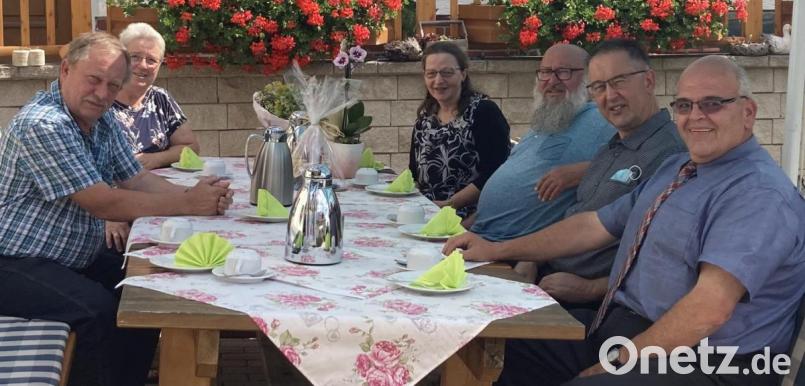 Annemie und Theo Ortenstein (rechts, zusammen mit Bürgermeister Klaus Meyer und Alfons Schnurrer, von rechts) zusammen mit den Gastgebern Michael und Johanna Weber (von links). Bild: Gäste-Information Bad Neualbenreuth/exb