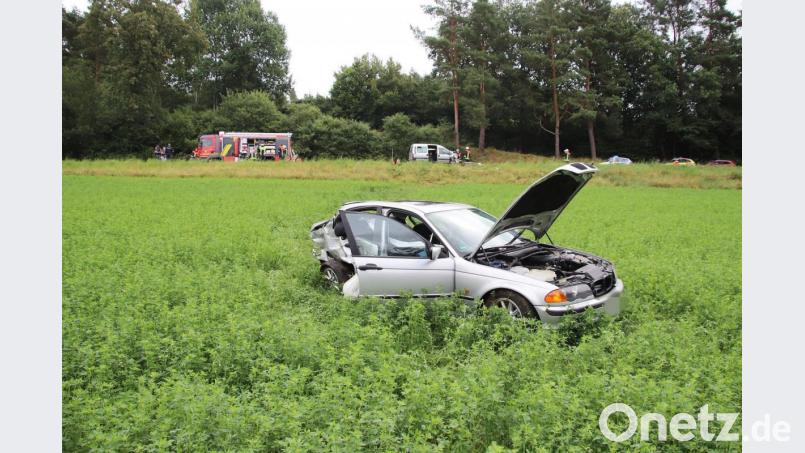 Am BMW des Unfallverursachers entstand Totalschaden. Er musste abgeschleppt werden. Bild: jma