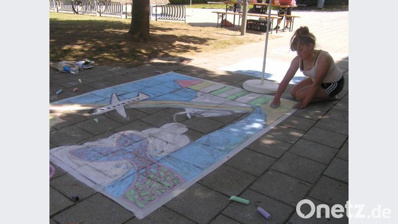 Ihre Träume vom Leuchtturm am Meer und dem heuer nicht startenden Ferienflieger, der einen Regenbogen durchquert malte Luisa Etterer auf die Pflastersteine. Bild: öt