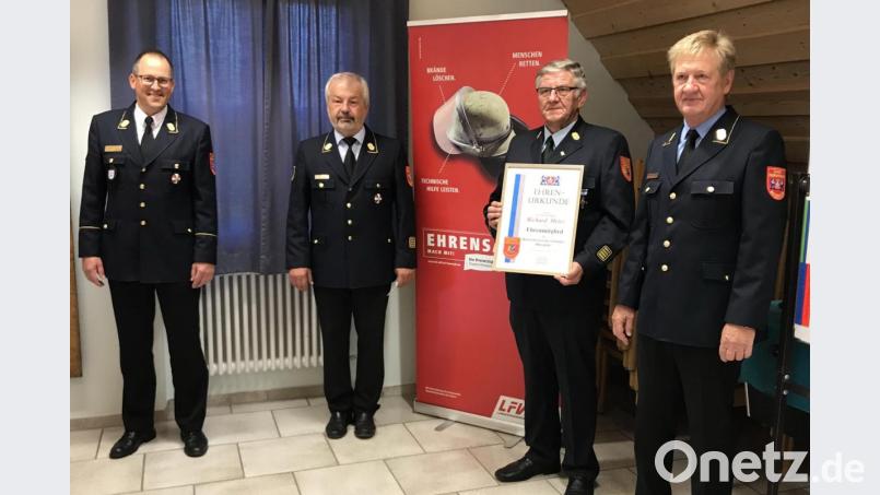 Der frühere Kreisbrandrat Richard Meier (Zweiter von rechts) wurde zum Ehrenmitglied des Bezirksfeuerwehrverbands Oberpfalz ernannt Hannes Eitzenberger (links), Vorsitzender des Bayerischen Landesfeuerwehrverbands, Bezirksvorsitzender Fredi Weiß (Zweiter von links) und der stellvertretenden Bezirksvorsitzende und Regensburger Kreisbrandrat Wolfgang Scheuerer (rechts) gratulierten. Bild: exb