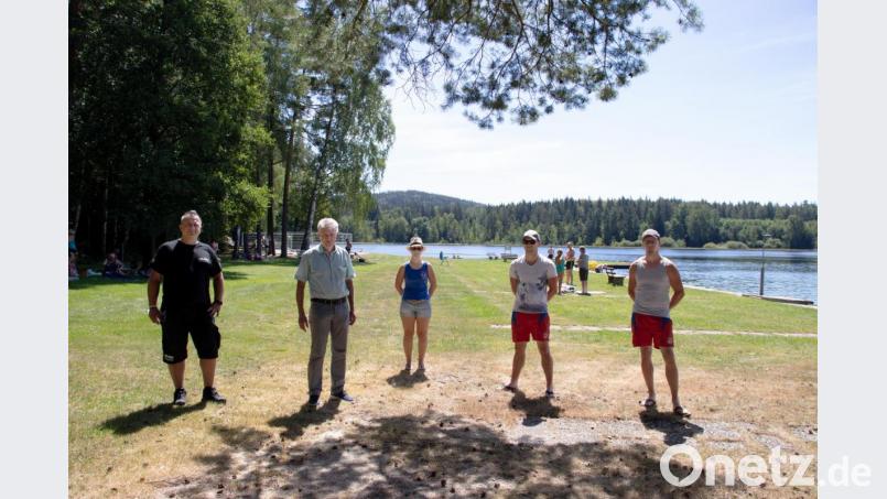 Bürgermeister Lothar Müller (Zweiter von links) dankte Tamara Freundl (Mitte) von der Plößberger Wasserwacht, dass sie sich bereiterklärte, als Rettungsschwimmerin mit einzuspringen. Als Bademeister sind Stefan Betz und Alexander Hößl (von rechts) vom Bauhof aktiv, den Sicherheitsdienst am Großen Weiher stellt Markus Fritsch (links) mit seinem Team von FriSec. Bild: flt