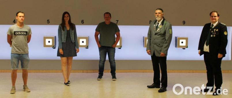 Gauschützenmeister Stefan Brandmiller (rechts) dankte den scheidenden Mitgliedern für ihr ehrenamtliches Engagement im Schützenverein St. Thomas. Peter Meier (Zweiter von rechts) war in den 22 Jahren seiner Tätigkeit in der Führungsriege die vergangenen vier Jahre auch Schützenmeister. Bild: dob